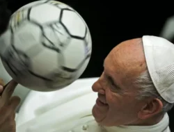 Paus Fransiskus: Raja Sepak Bola Lebih Menyukai Pele Ketimbang Messi-Maradona