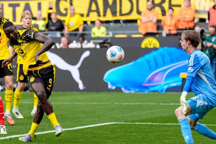 Barcelona Incar Bomber Dortmund 100 Juta Euro Flick Bidik Suksesi Lewandowski