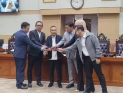 **Geger DPR: Rusdi Masse Geser Sahroni, Ada Apa di Balik Kursi Komisi III?** 15 **Geger DPR: Rusdi Masse Geser Sahroni, Ada Apa di Balik Kursi Komisi III?**