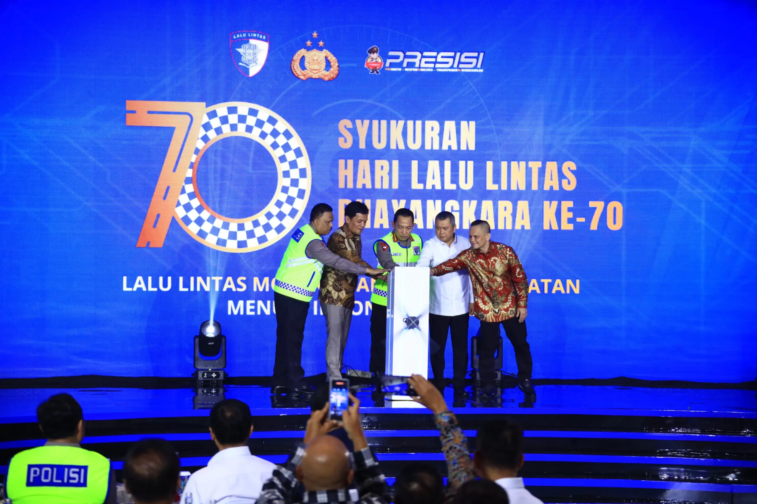 Kapolri Beri Kejutan di HUT Lantas Pin Emas Teknologi Canggih scaled