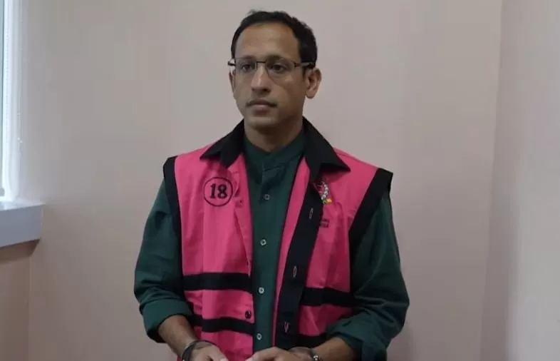 Nadiem Makarim Rompi Pink Borgol dan Rahasia Tuhan