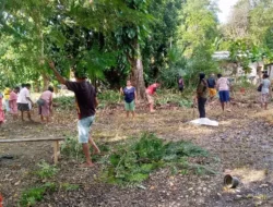 Pimpin Gotong Royong, Penjabat Desa Umakatahan Bersihkan PAUD Maria Helena Tabene? 6 Pimpin Gotong Royong, Penjabat Desa Umakatahan Bersihkan PAUD Maria Helena Tabene?