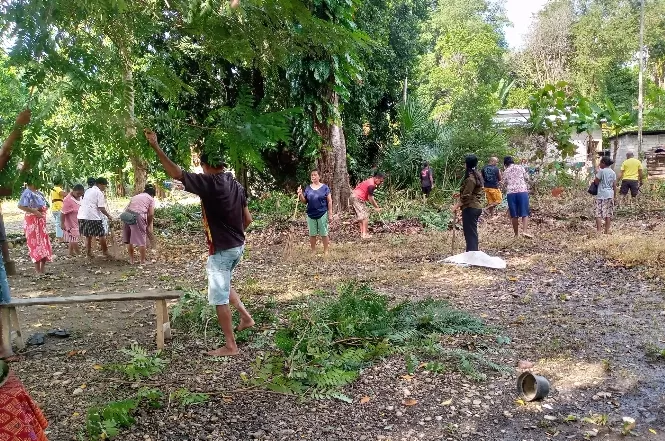 Pimpin Gotong Royong Penjabat Desa Umakatahan Bersihkan PAUD Maria Helena Tabene