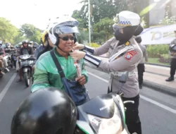 Polwan Jatim: Aksi Simpatik HUT ke-77, Sentuh Hati Warga Jalan Raya