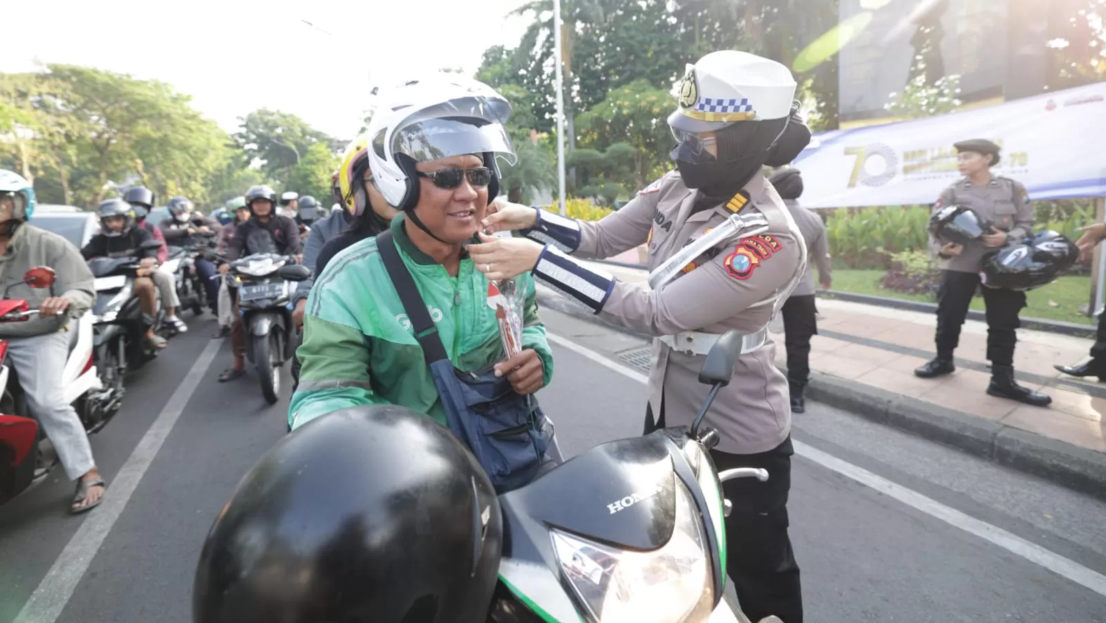 Polwan Jatim Aksi Simpatik HUT ke 77 Sentuh Hati Warga Jalan Raya