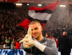 Lucas Chevalier: Kiper Playmaker Bawa PSG Juara, Kejutan di Piala Super Eropa 8 Lucas Chevalier: Kiper Playmaker Bawa PSG Juara, Kejutan di Piala Super Eropa
