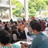 RSUD Batu Gebyar HUT Jatim: Baksos Kesehatan di Pasar, Warga Rela Antri Apa?