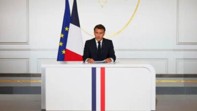 tekanan memuncak macron didukung mundur untuk akhiri krisis politik prancis
